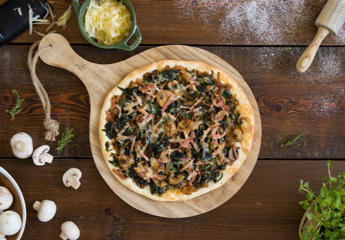 Pizza de espinacas con champiñones y jamón