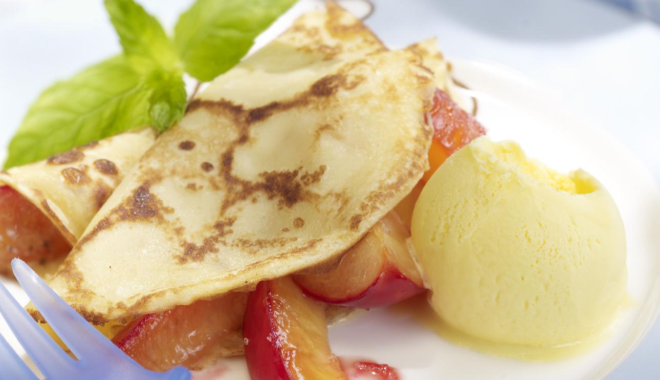 Pancakes con ciruelas y helado