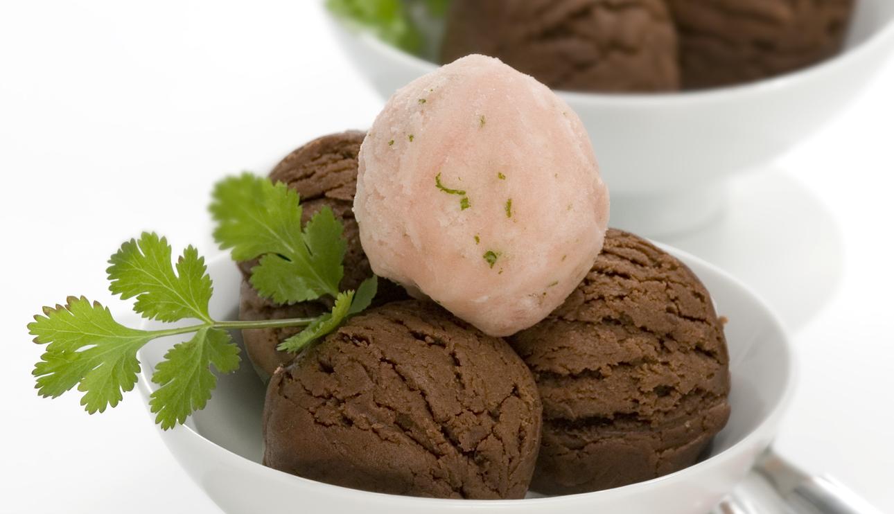 Helado de chocolate con sorbete de pomelo rosa