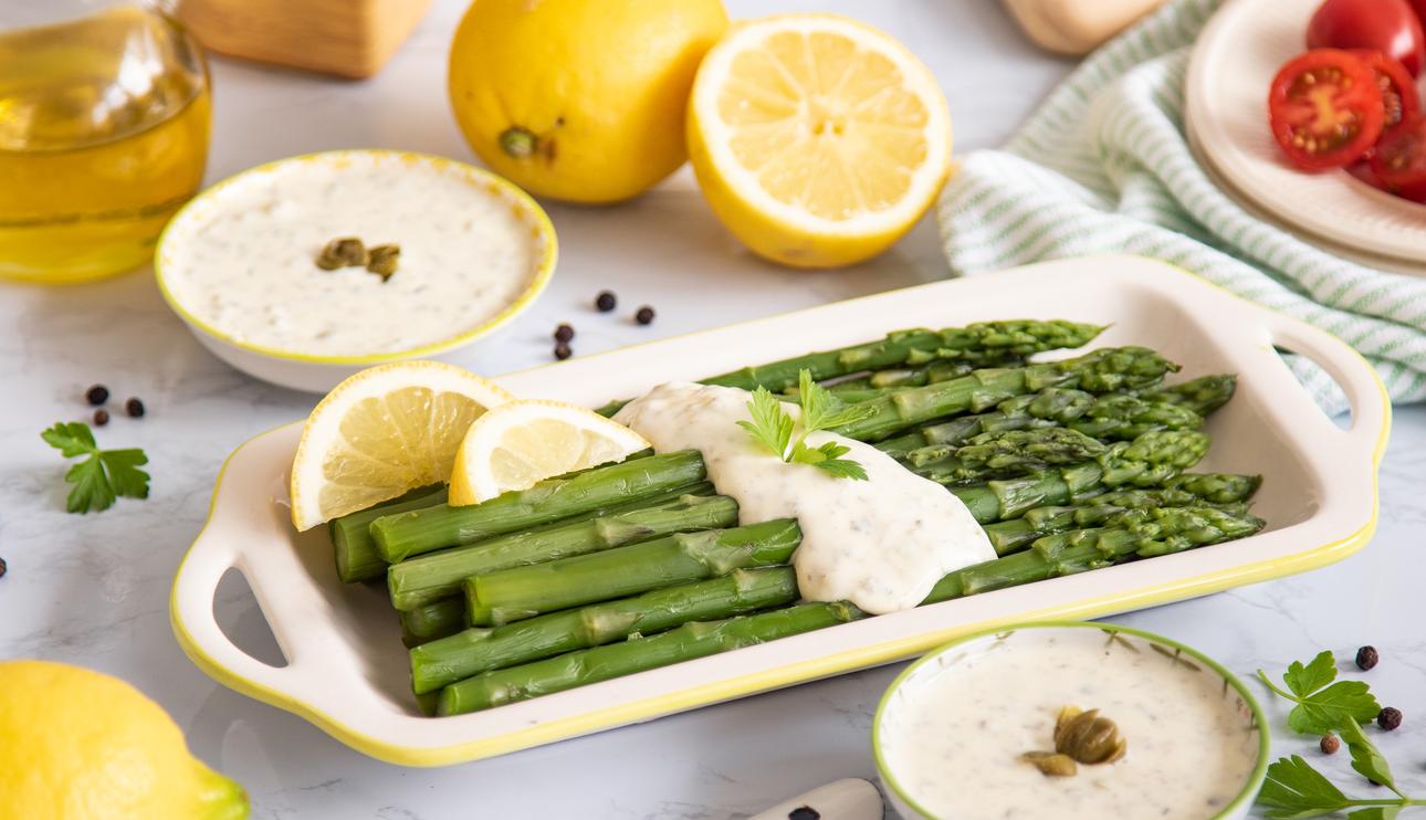Espárragos con salsa tártara ligera