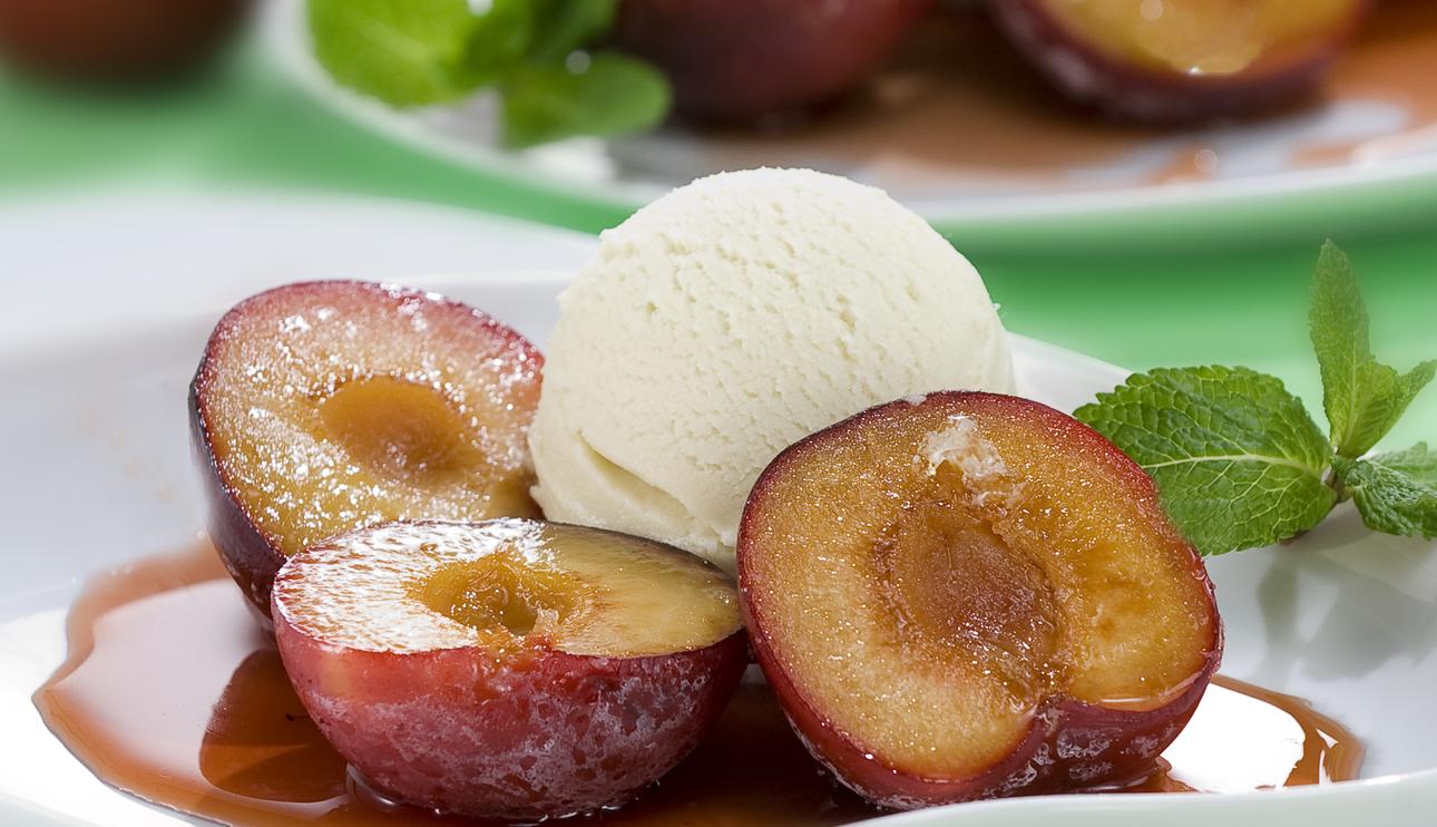 Ciruelas en almibar de menta