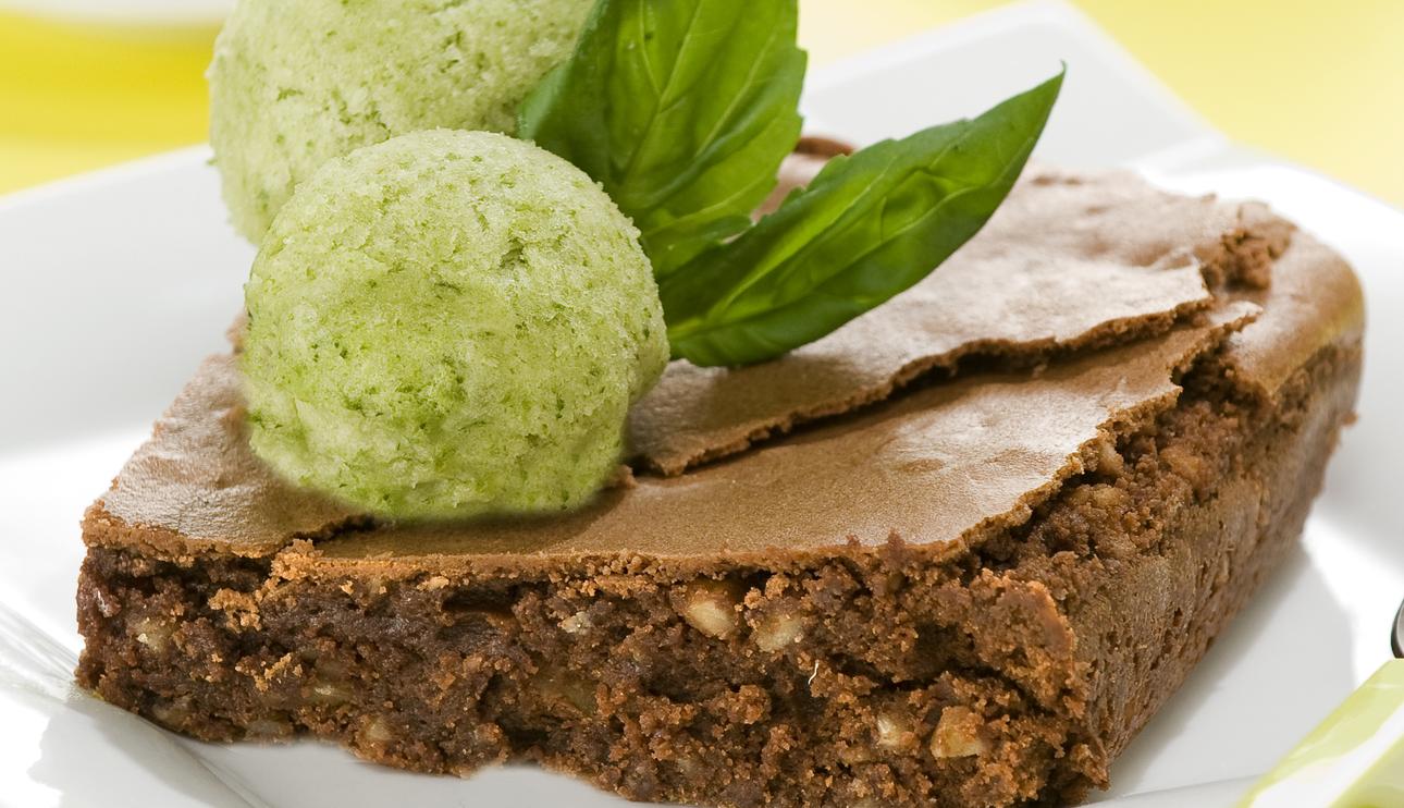 Brownie con sorbete de albahaca