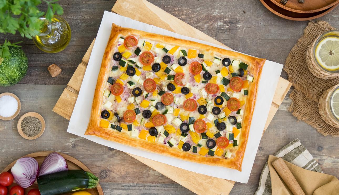 Tarta de verduras de hojaldre con queso y aceitunas