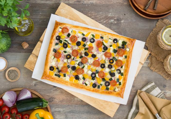 Tarta de verduras de hojaldre con queso y aceitunas