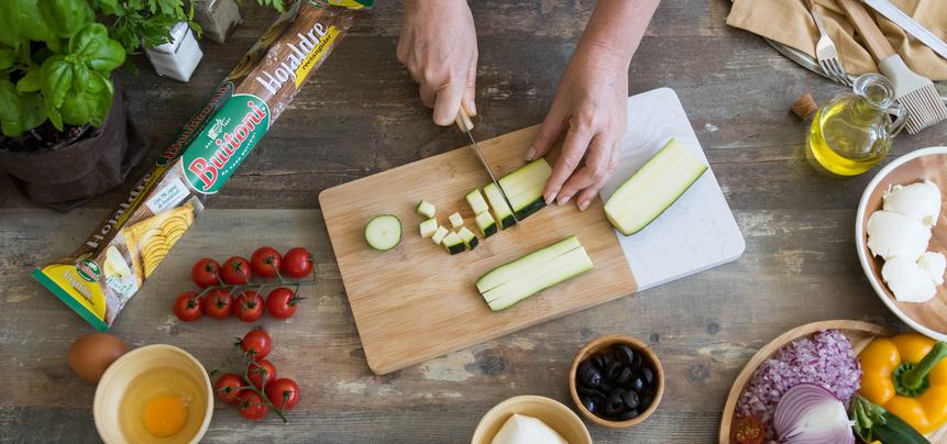 Tarta de verduras de hojaldre con queso y aceitunas