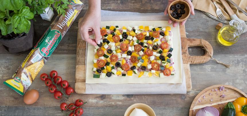 Tarta de verduras de hojaldre con queso y aceitunas