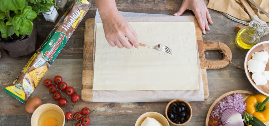Tarta de verduras de hojaldre con queso y aceitunas