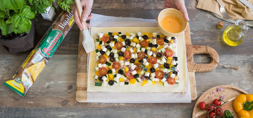 Tarta de verduras de hojaldre con queso y aceitunas