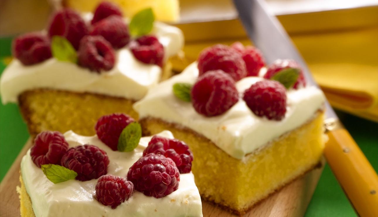Bizcocho de limón con mascarpone y frambuesas