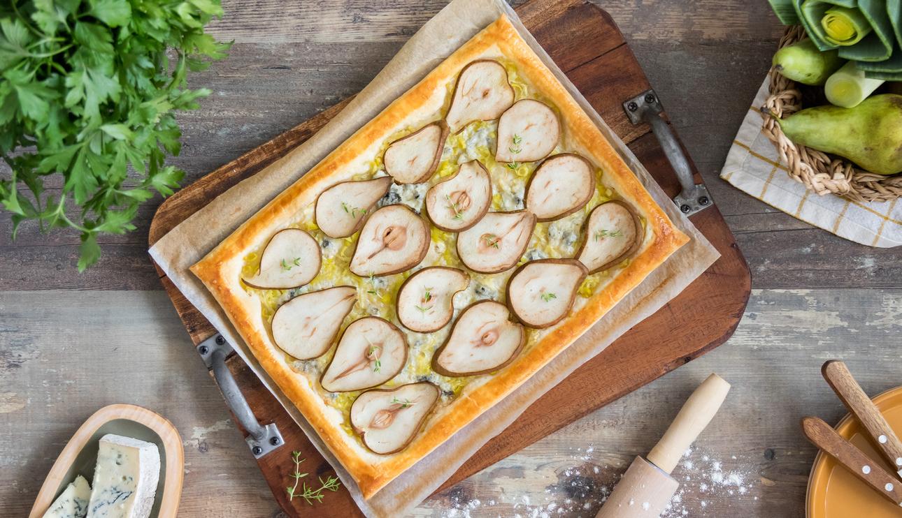 Tarta de puerros con hojaldre, peras y gorgonzola