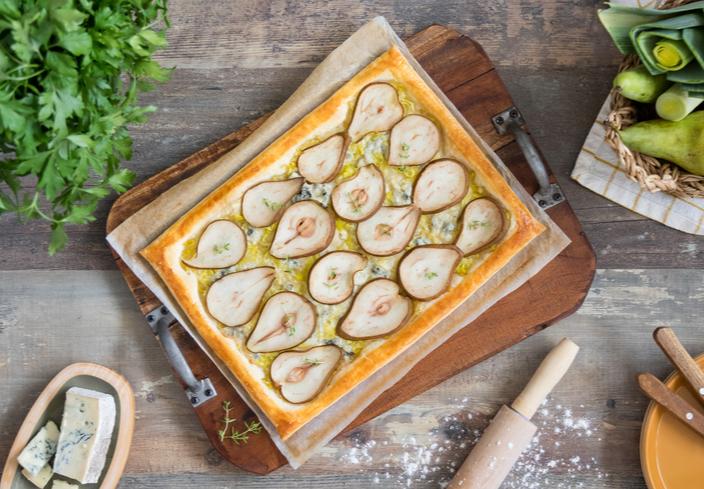 Tarta de puerros con hojaldre, peras y gorgonzola