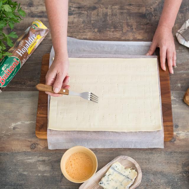 Tarta de puerros con hojaldre, peras y gorgonzola