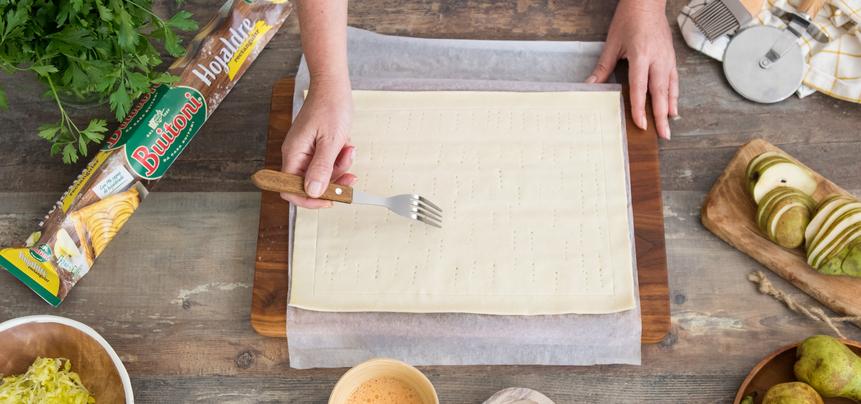 Tarta de puerros con hojaldre, peras y gorgonzola