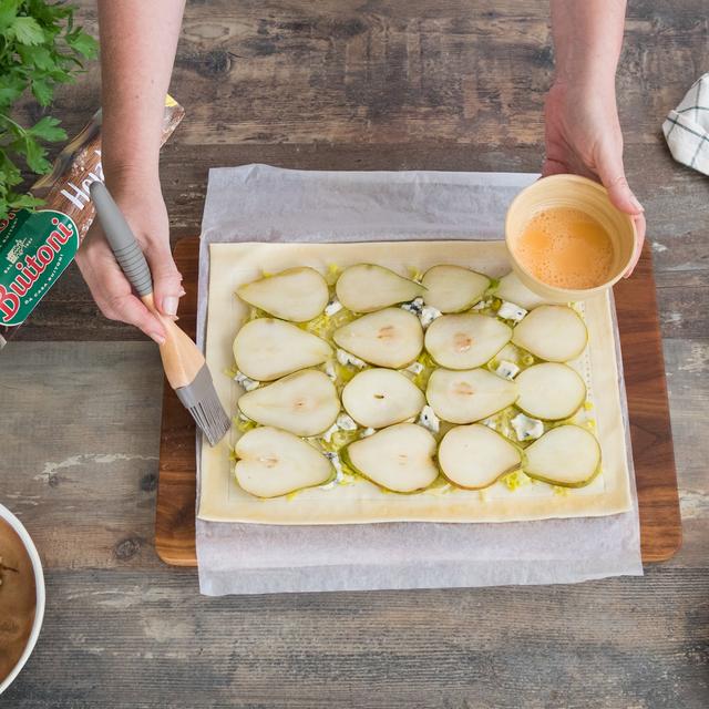 Tarta de puerros con hojaldre, peras y gorgonzola