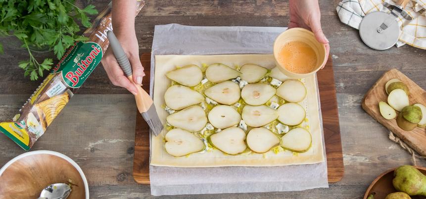 Tarta de puerros con hojaldre, peras y gorgonzola