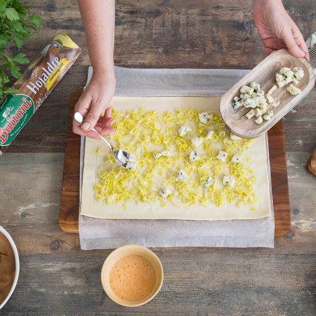 Tarta de puerros con hojaldre, peras y gorgonzola