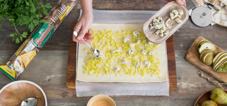 Tarta de puerros con hojaldre, peras y gorgonzola