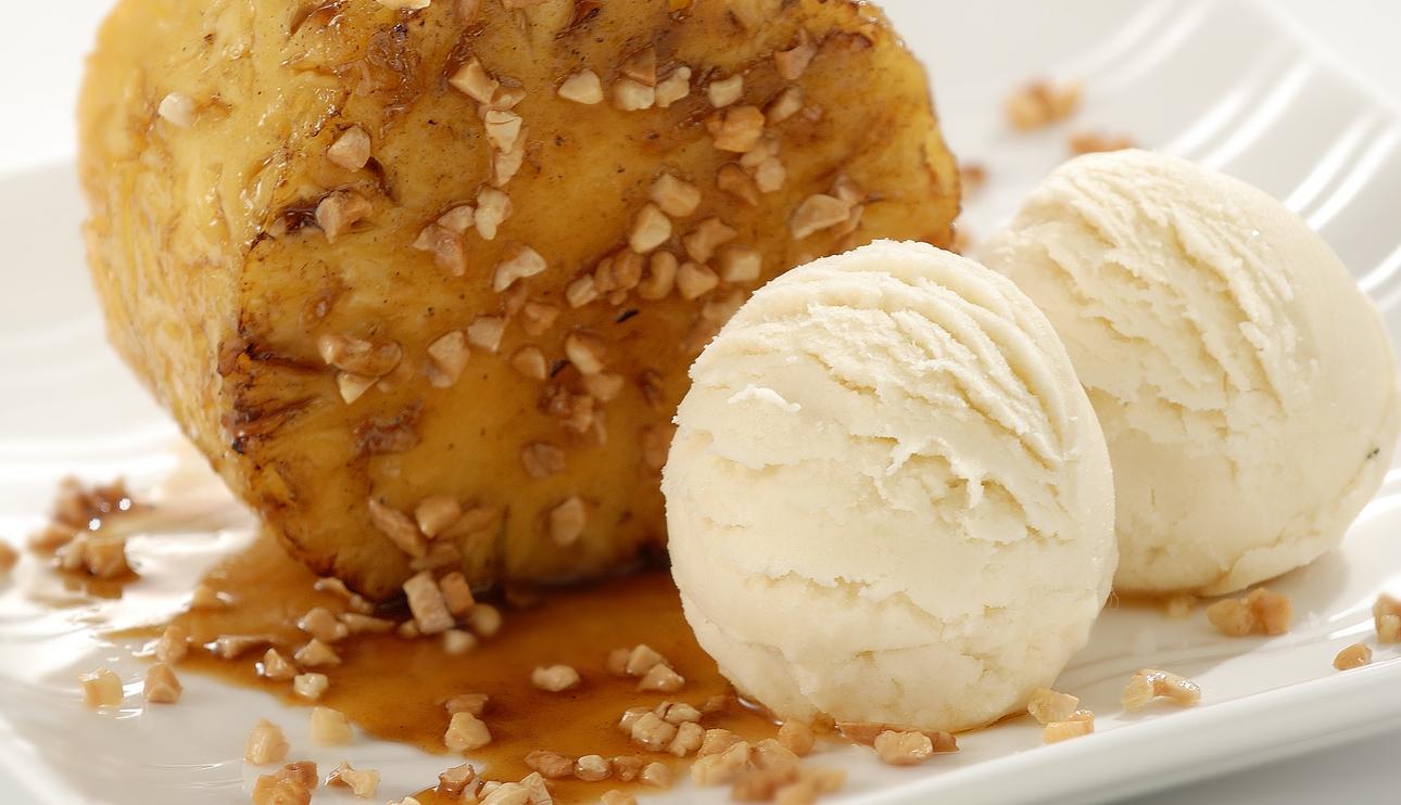 Piña caramelizada con helado