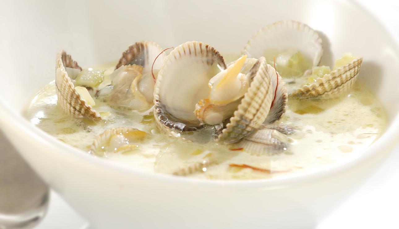 Consomé de berberechos al azafrán