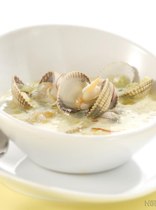 Consomé de berberechos al azafrán