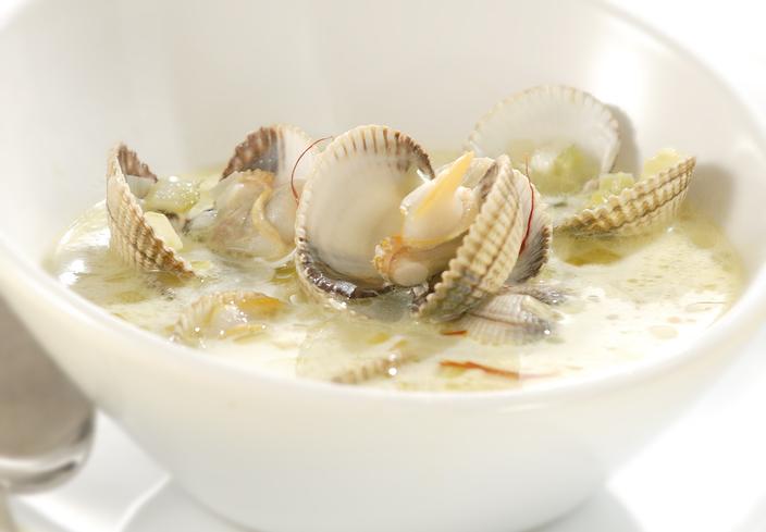 Consomé de berberechos al azafrán