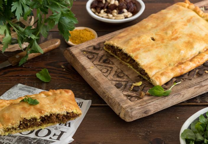 Empanada de carne con pasas al curry