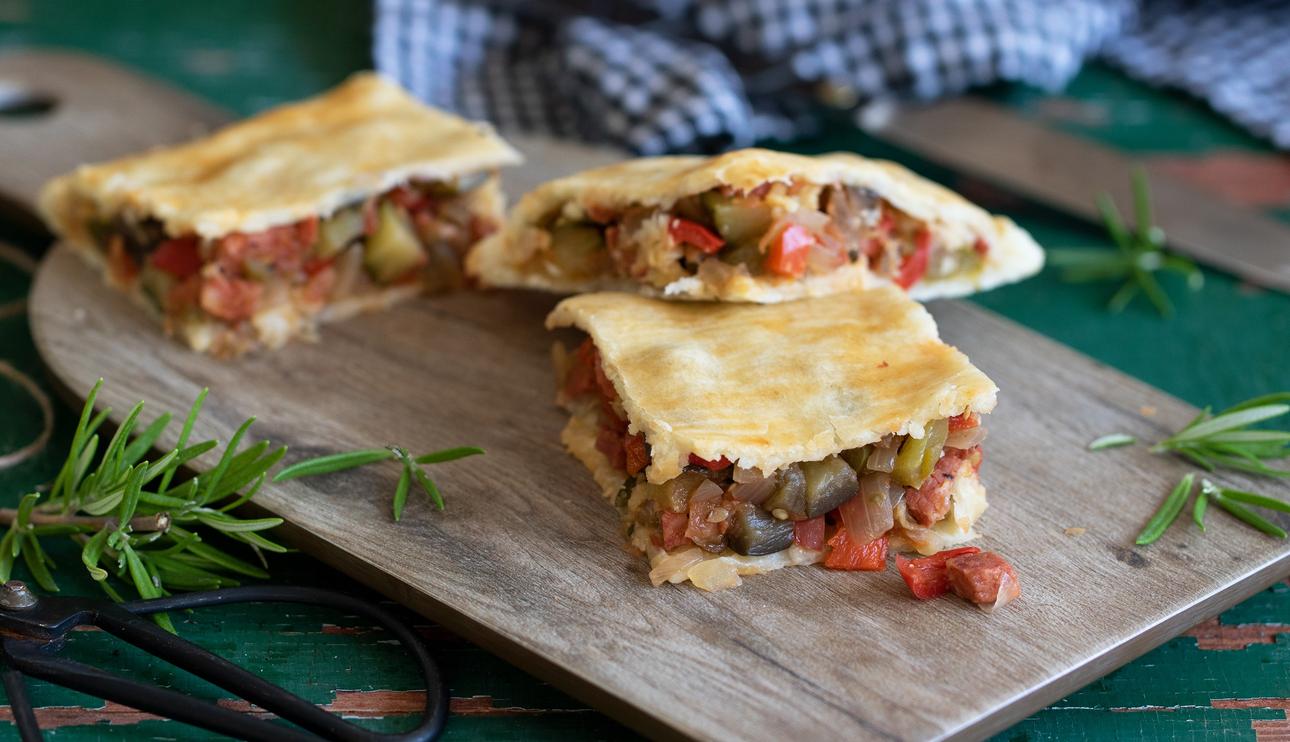 Empanada de pisto con chorizo