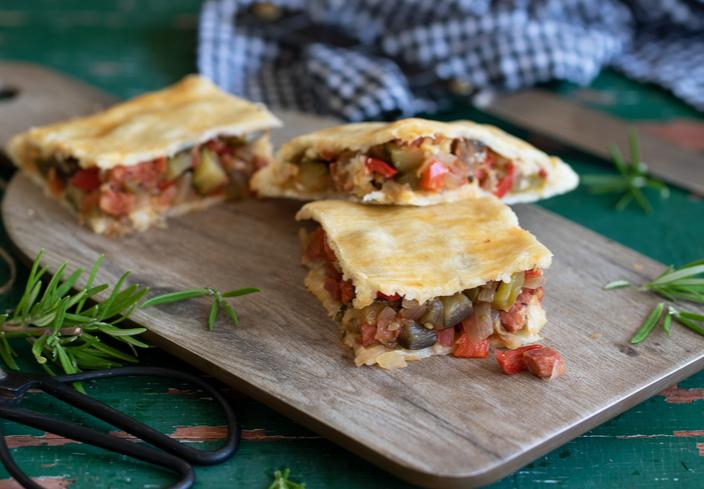 Empanada de pisto con chorizo