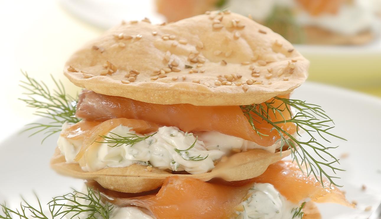 Crujiente de salmón a la crema de eneldo