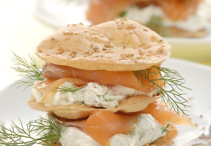 Crujiente de salmón a la crema de eneldo
