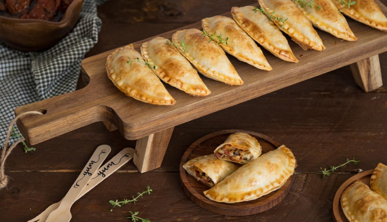 Empanadillas de queso camembert y tomate seco
