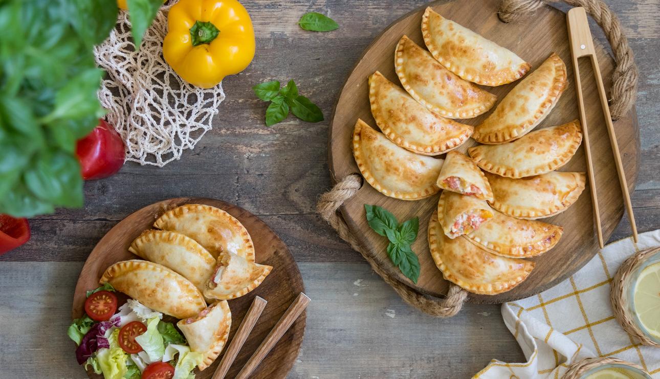 Empanadillas de pimientos y queso de cabra