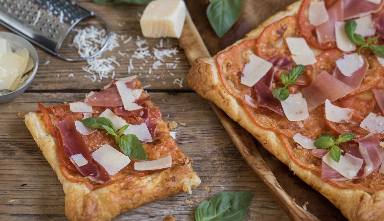 Coca de tomate y jamón