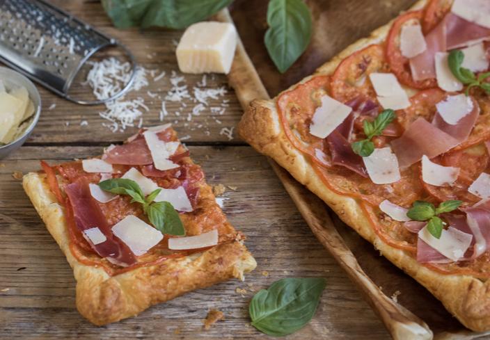 Coca de tomate y jamón