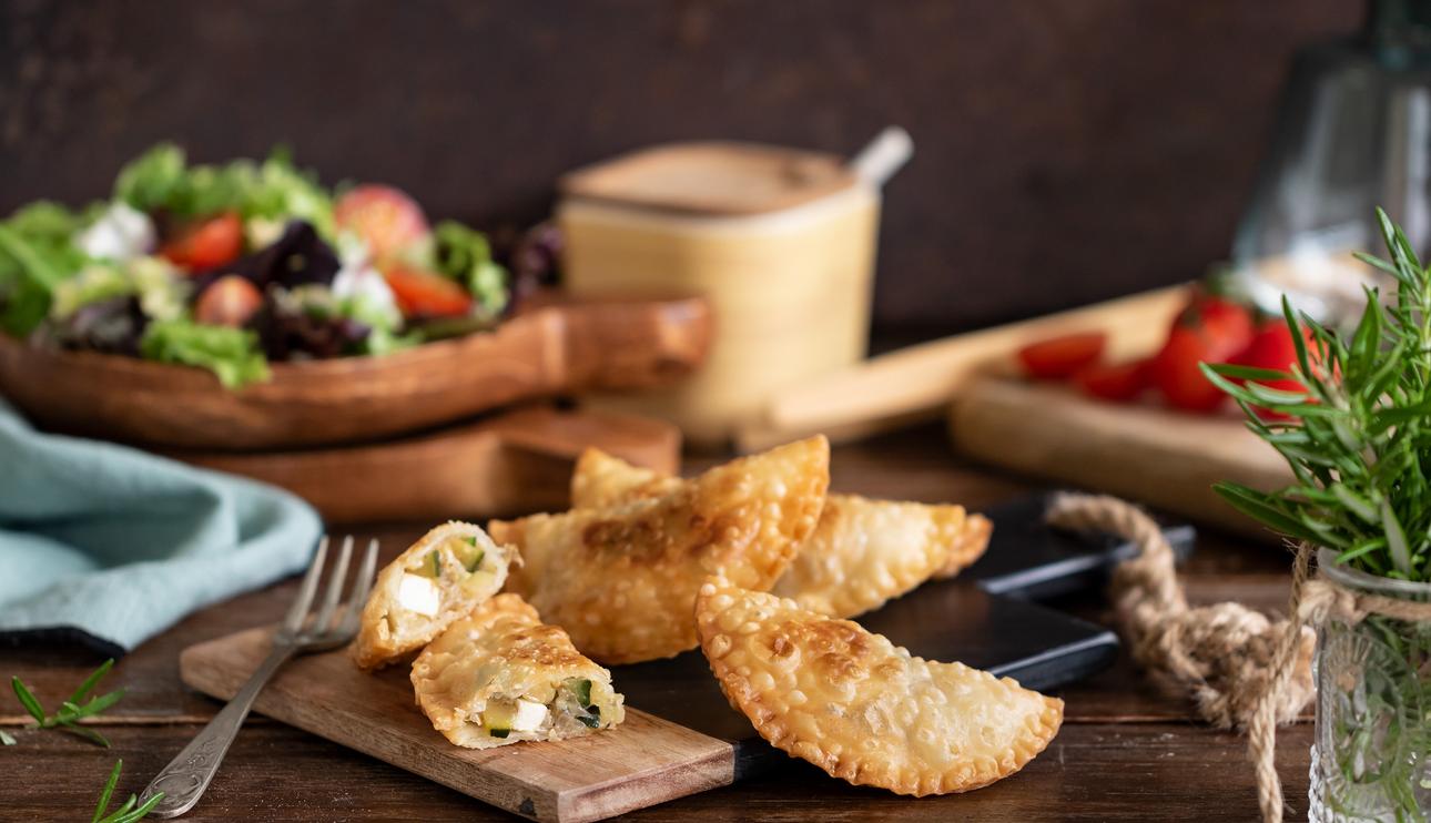 Empanadillas rellenas de queso feta y calabacines