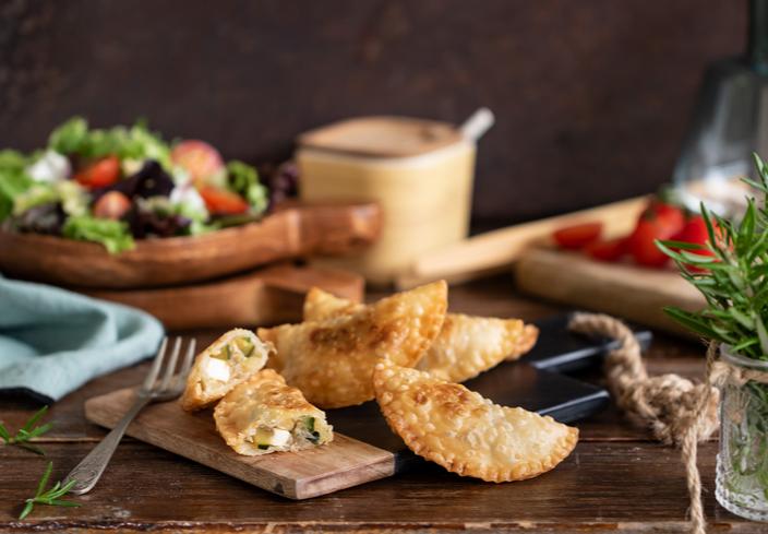 Empanadillas rellenas de queso feta y calabacines