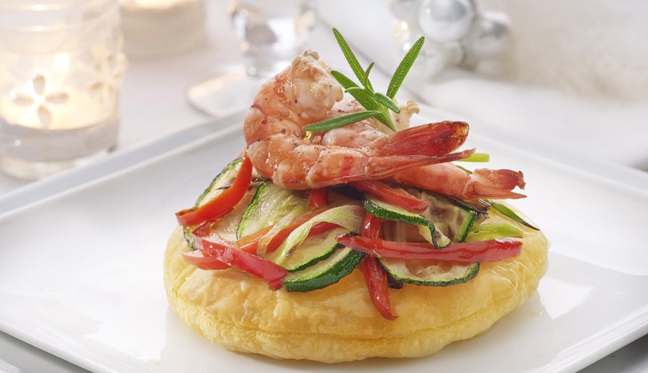 Hojaldre con verduras asadas y gambas marinadas