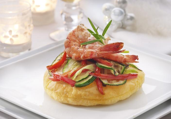 Hojaldre con verduras asadas y gambas marinadas