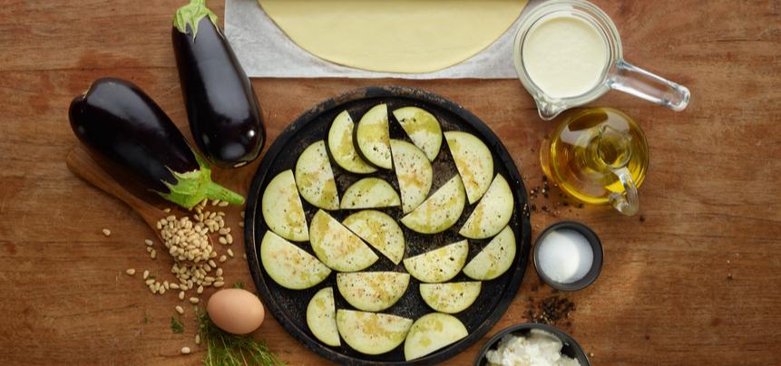 Tarta de hojaldre rellena de berenjenas y requesón