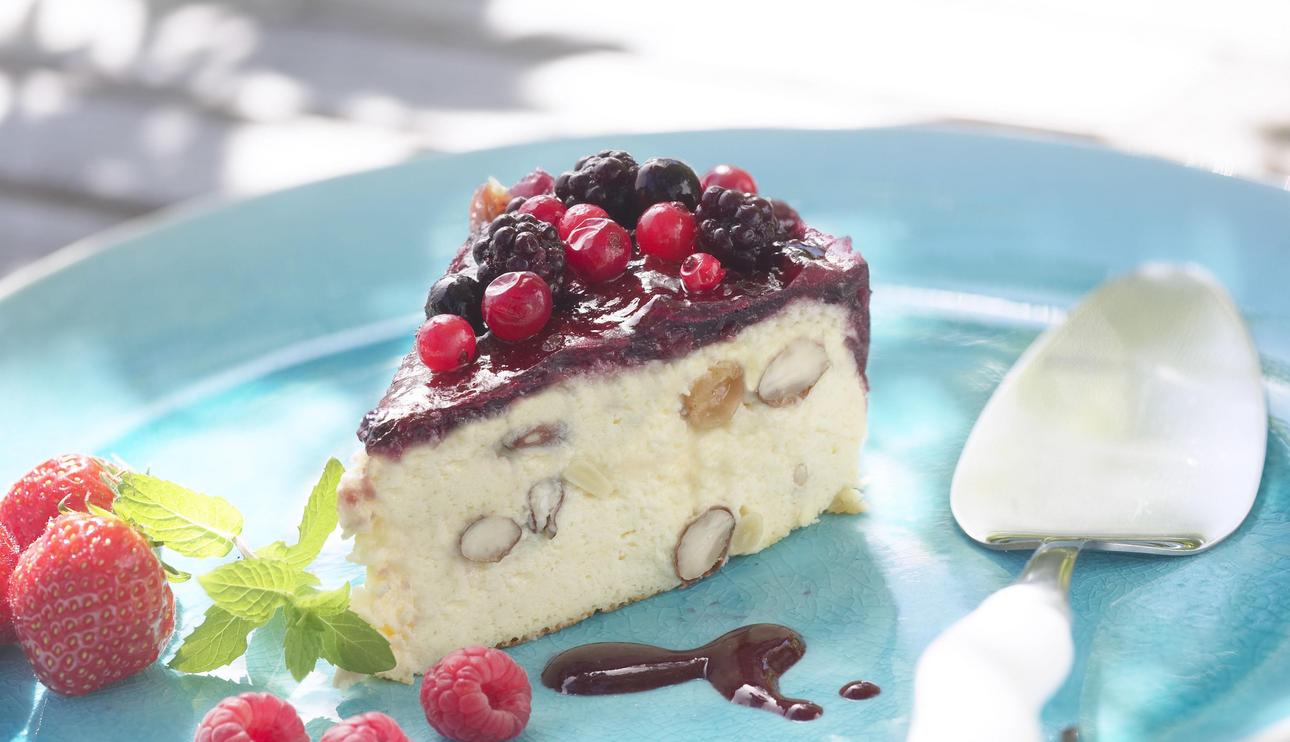 Tarta de queso con pasas, piñones y frutas del bosque