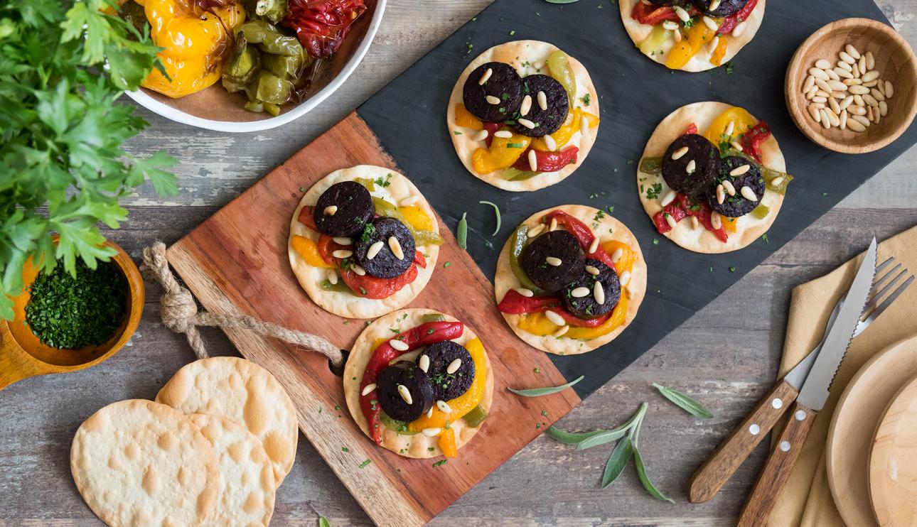 Montaditos de morcilla y pimientos