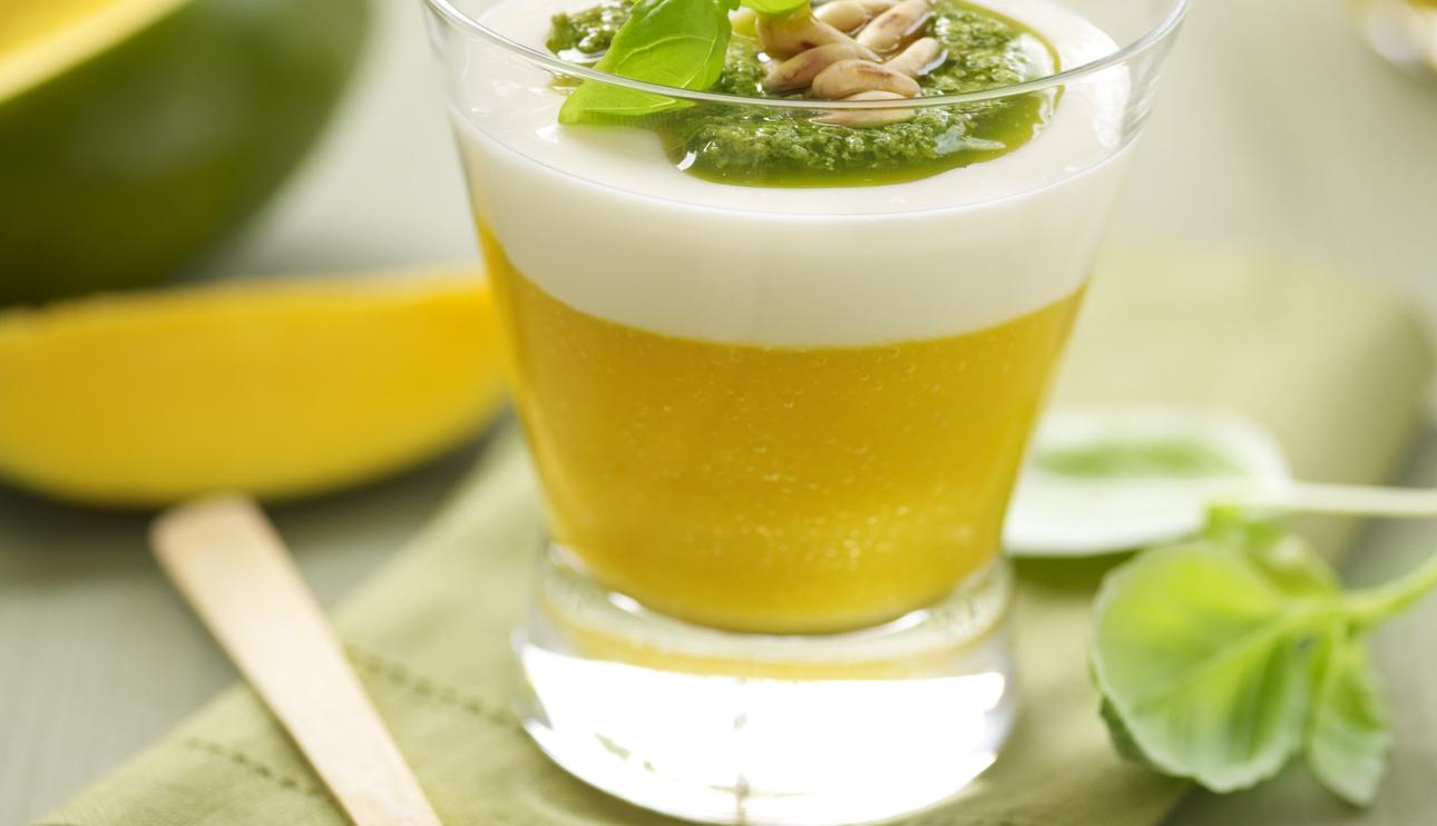 Copa de mango y yogur con pesto dulce