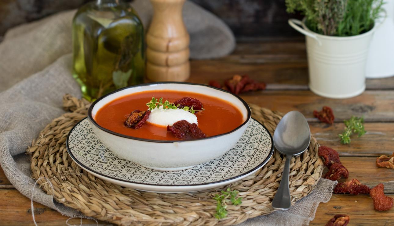 Sopa fría de tomate con quenelle de queso fresco