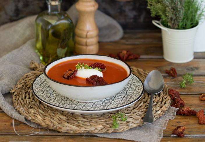 Sopa fría de tomate con quenelle de queso fresco