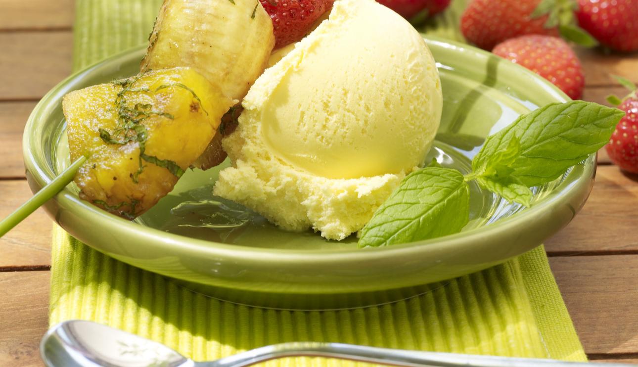 Helado con brochetas de fruta gratinadas