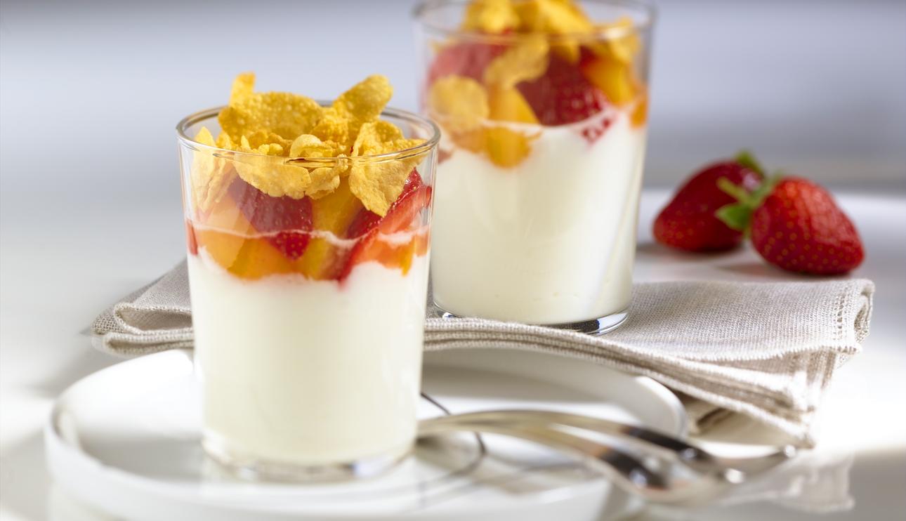 Frutas con queso fresco y yogur