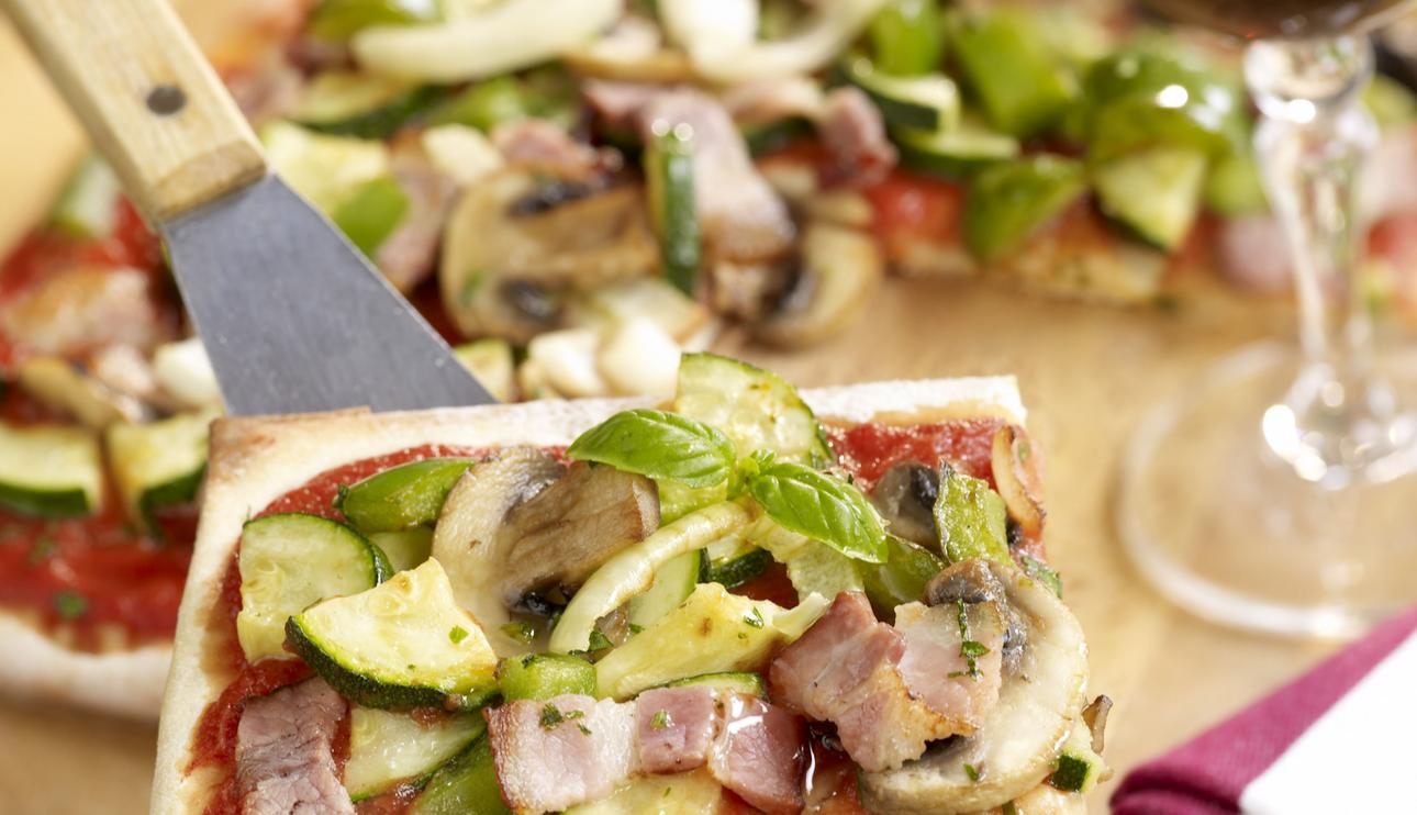 Pizza de verduras con beicon