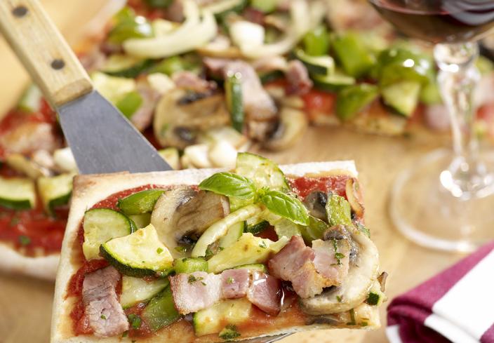 Pizza de verduras con beicon