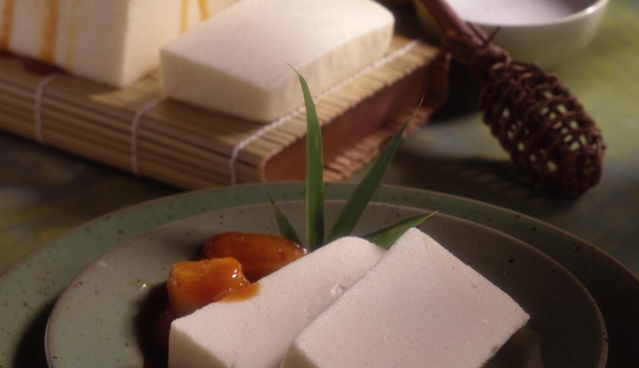 Bavarois de chocolate blanco con plátano caramelizado