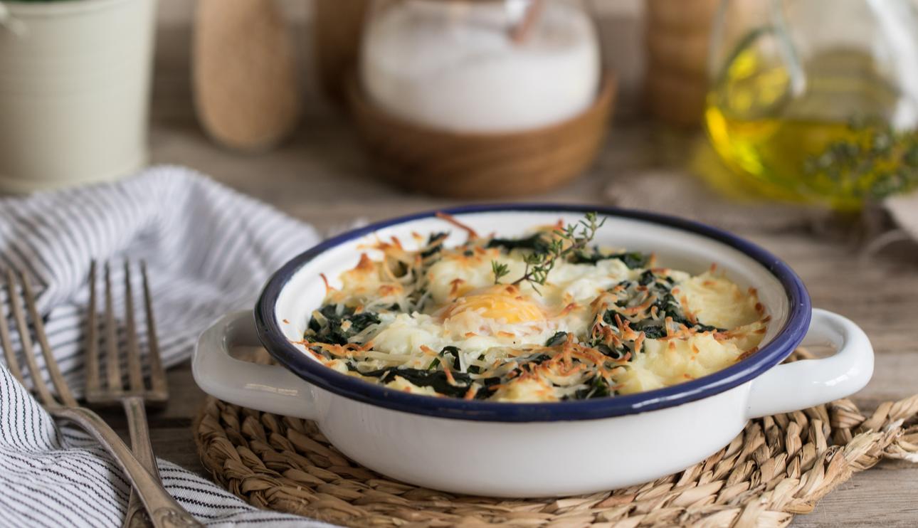Huevos gratinados con puré de patatas y espinacas